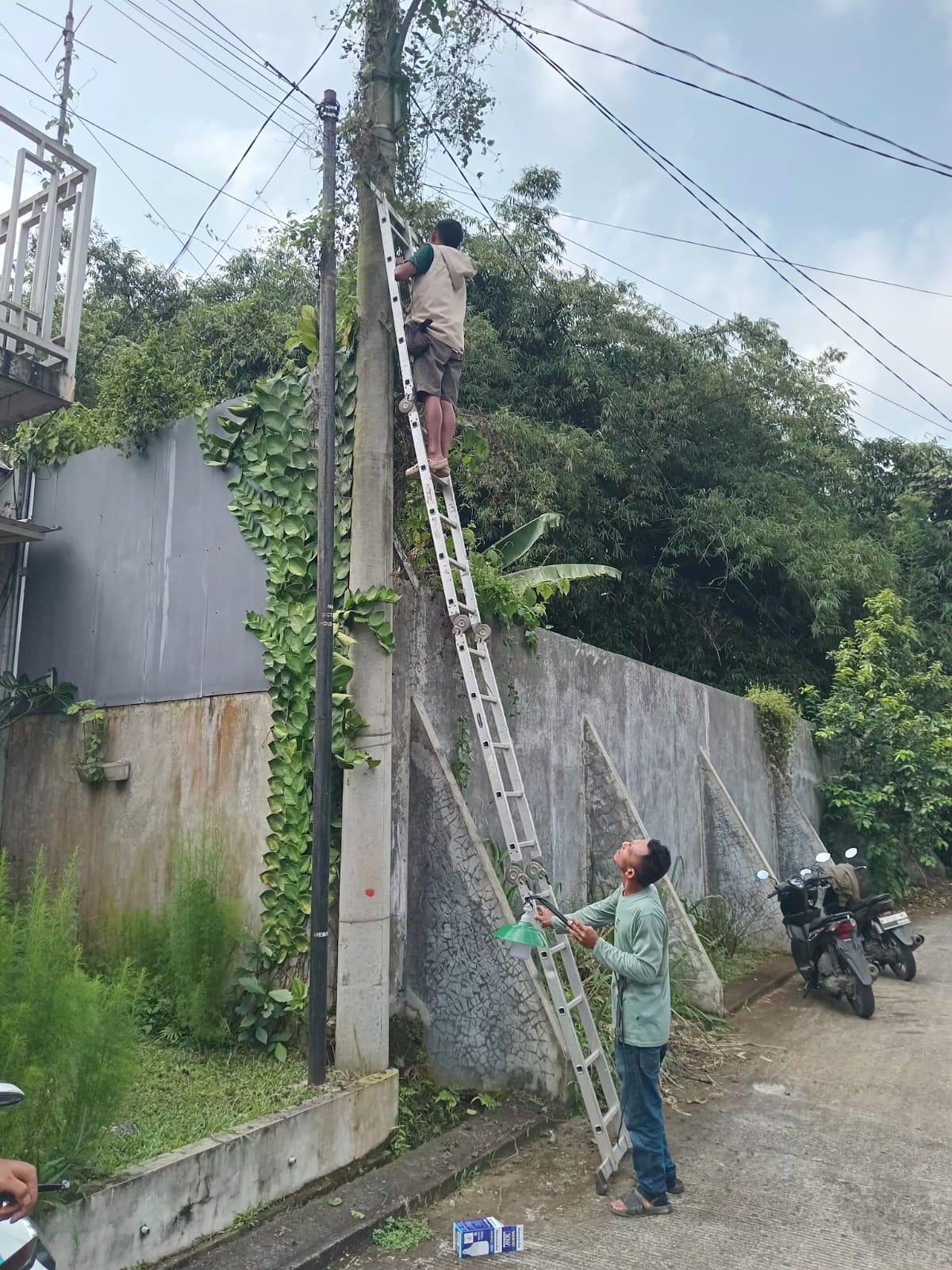 KEGIATAN PEMASANGAN LAMPU PENERANGAN JALAN UMUM (PJU)