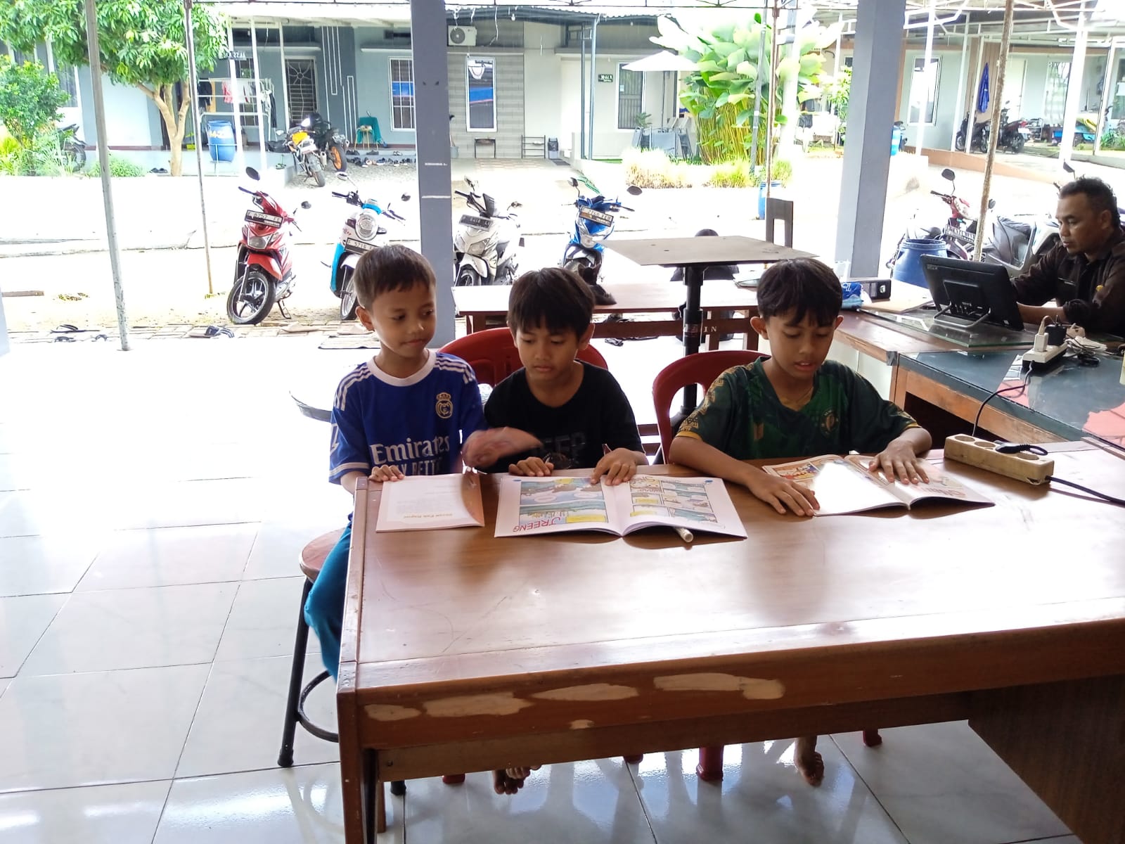 PENGEMBANGAN BUDAYA LITERASI ANAK DI DRAMAGA CANTIK RESIDENCE (DCR)