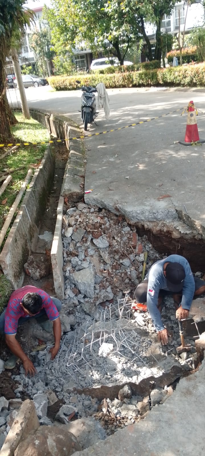 PERBAIKAN JALAN DAN SELOKAN BLOK G MENUJU F