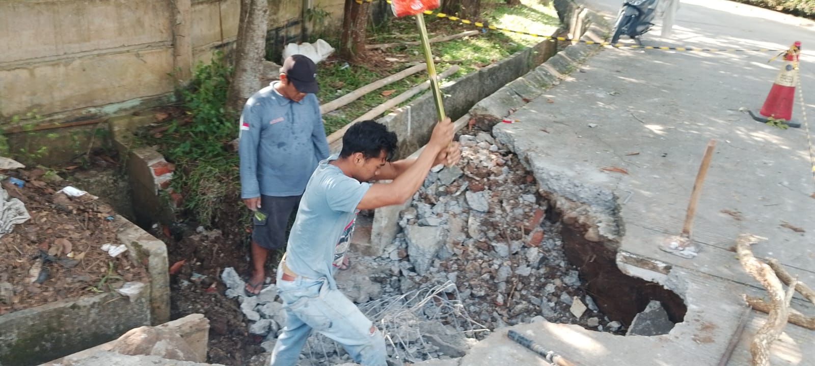 PERBAIKAN JALAN DAN SELOKAN BLOK G MENUJU F