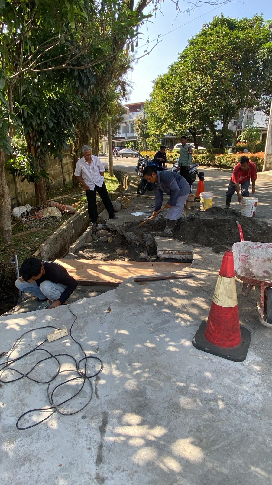 PERBAIKAN JALAN DAN SELOKAN BLOK G MENUJU F